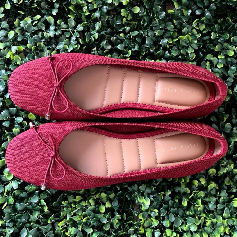 NWOB Kelly & Katie Ballet Red Flats - Size 7.5
Comes in its original box!!